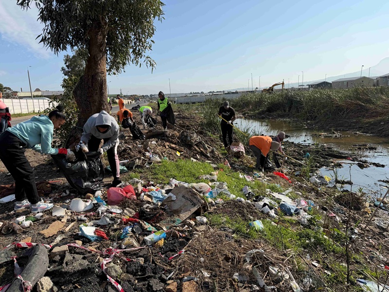 Oasis-Reach-for-your-Dreams-conducted-21-clean-ups-along-the-Boundary-Road-stret.jpg