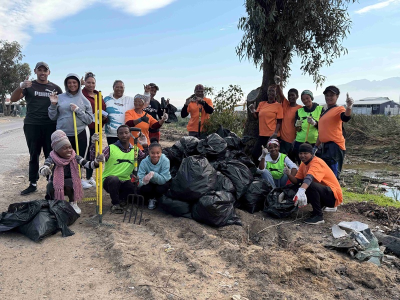 The-team-from-Oasis-Reach-for-your-Dreams-that-participated-in-21-clean-up-activ.jpg